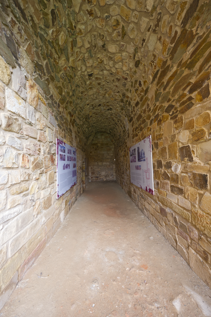 Pasaje a la huerta del claustro del monasterio de Moreruela